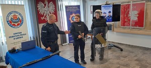 policjant OPI i uczniowie klasy policyjnej ze sprzętem
