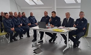 Wójt gminy Serokomla i policjanci na debacie
