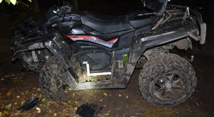 stojący na drodze leśnej uszkodzony quad