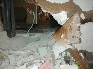 gruz i uszkodzona ściana budynku