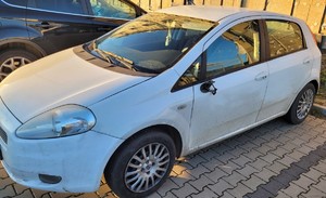 samochód marki Fiat Punto bez zewnętrznego lewego lusterka