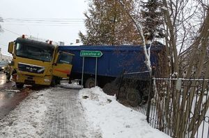 samochód ciężarowy z naczepą na miejscu zdarzenia drogowego