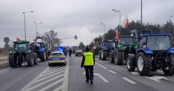 policjant i ciągniki rolnicze na drodze