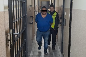 zatrzymany podejrzany prowadzony przez policjantkę