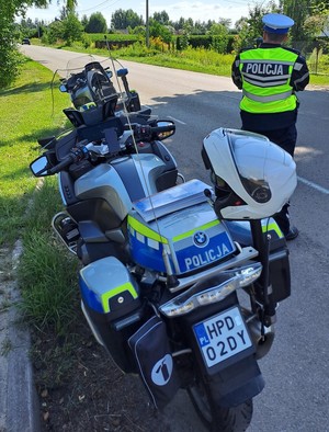 motocykl i policjant ruchu drogowego