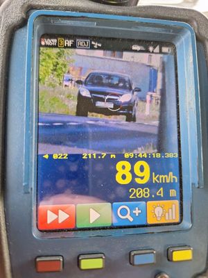 laserowy miernik prędkości ze wskazaniem pomiaru