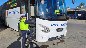 autobus kontrolowany przez policjantkę