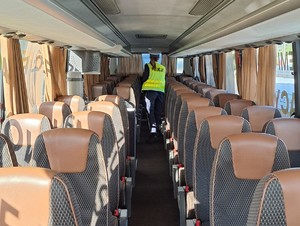 wnętrze autobusu kontrolowane przez policjantkę