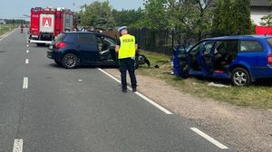 miejsce wypadku drogowego, policjant na drodze, uszkodzony samochód