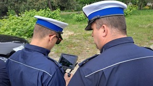 policjanci z dronem