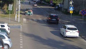 widok wypadku drogowego - rowerzystka potrącona przez samochód