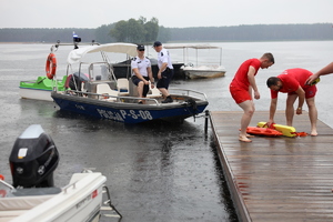 zbiornik wodny, motorówka, ratownicy, policjanci
