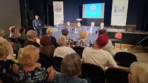 policjanci i seniorzy uczestniczący w debacie społecznej