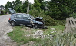 uszkodzone betonowe ogrodzenie i uszkodzony volkswagen