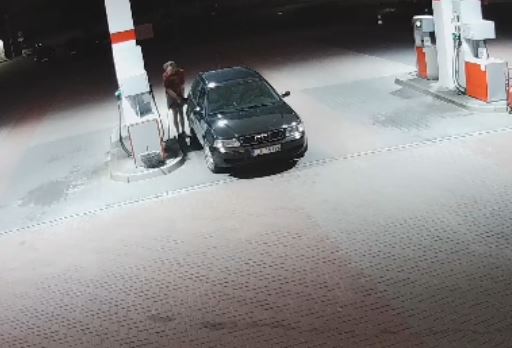 mężczyzna tankujący na stacji paliwo