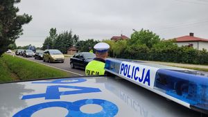 radiowóz, samochody, policjant sprawdzający stan trzeźwości kierujących