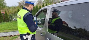 samochód i policjant z miernikiem prędkości