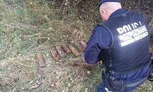 policjant zabezpieczający niewybuchy