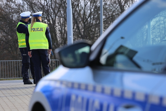 radiowóz i policjanci na drodze