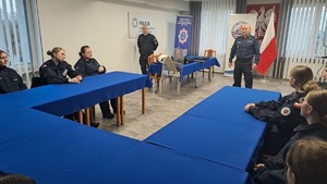 policjanci i uczniowie podczas spotkania