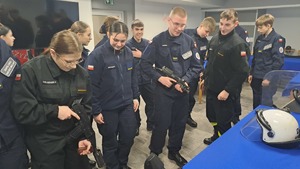 uczniowie i sprzęt policyjny