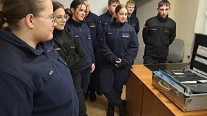 uczniowie i walizka technika kryminalistyki