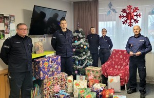 policjanci, choinka i prezenty