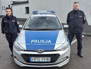 policjanci młodszy aspirant Karolina Konieczna, aspirant sztabowy Albert Pieniak i radiowóz