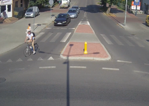 mężczyzna jadący rowerem