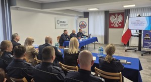 policjanci  oraz zaproszeni goście podczas odprawy służbowej