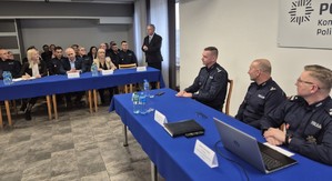 zaproszeni goście i policjanci podczas odprawy służbowej