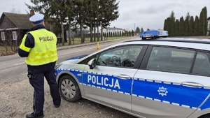 radiowóz i policjant ruchu drogowego