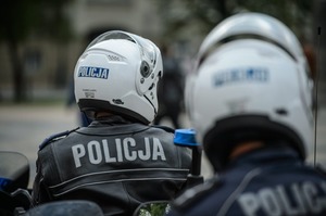 policjanci w kaskach i kurtkach motocyklowych
