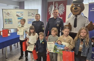policjanci i dzieci - laureaci konkursu