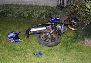 uszkodzony motocykl Yamaha leżący na trawiastym podłożu