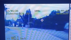 zdjęcie ekrany wideoroejstratora z obrazem ulicy i jadącego hulajnogą