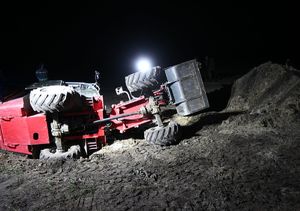 przewrócona na polu ładowarka przegubowa