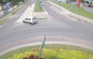 samochód zjeżdżający z ronda