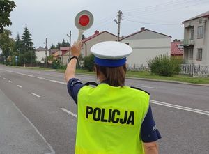 policjantka ruchu drogowego z tarczą do zatrzymywania pojazdów