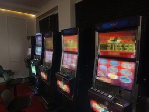 pięć automatów do gier hazardowych