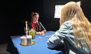 dwie kobiety siedzące przy stole