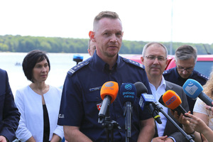 Zastępca Komendanta Wojewódzkiego Policji w Lublinie podczas brefingu prasowego