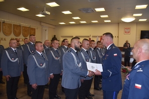 policjanci otrzymują awanse na wyższe stopnie policyjne