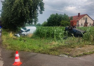 miejsce wypadku drogowego, znajdujące się na polu uszkodzone samochody