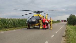 śmigłowiec lotniczego pogotowia ratunkowego i ratownicy medyczni
