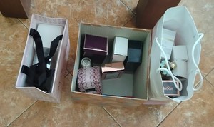 pudełka z flakonikami perfum