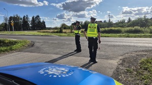 policjanci ruchu drogowego z miernikiem prędkości
