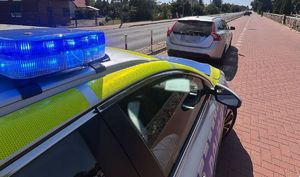 radiowóz i samochód marki Volvo na parkingu