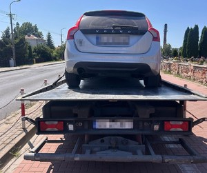 samochód marki Volvo na lawecie do holowania