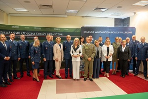 wspólne zdjęcie uczestników podpisujących porozumienie